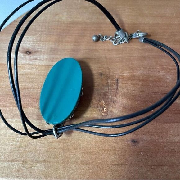 Gecko 🦎 on turquoise nugget necklace - Picture 2 of 8